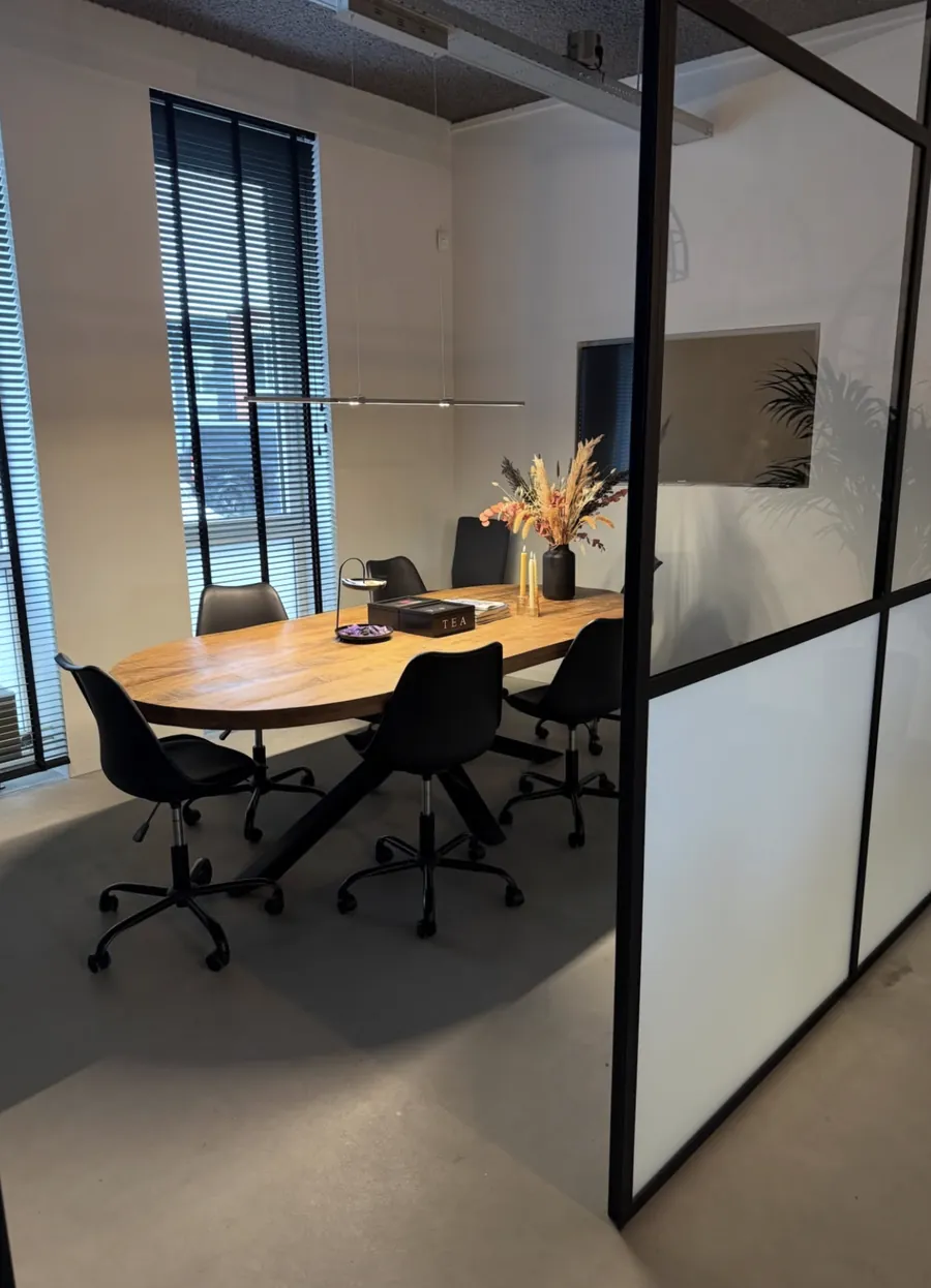 Vergaderruimte achter een schone glazen wand