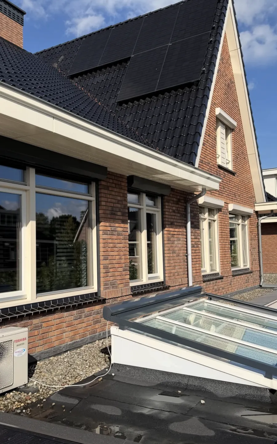 Woning met schone ramen, zonnepanelen en een gereinigd dakraam