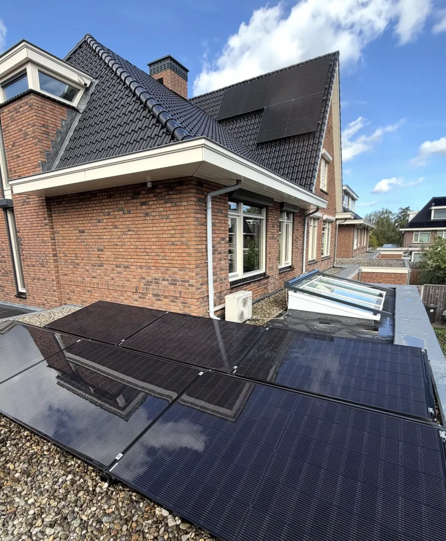 Schone zonnepanelen op het platte dak van een woning